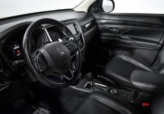 Подержанный автомобиль Mitsubishi Outlander 2016 года (9 фото)