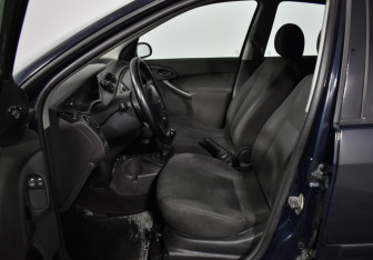 Подержанный автомобиль Ford Focus Sedan 2004 года (10 фото)