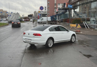 Подержанный автомобиль Volkswagen Passat Sedan 2017 года (4 фото)
