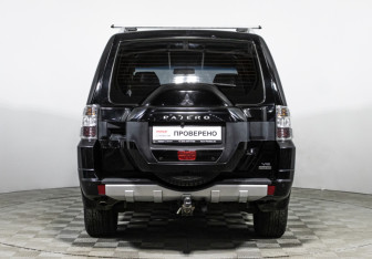 Подержанный автомобиль Mitsubishi Pajero 2017 года (6 фото)