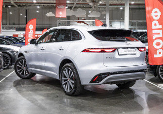 Подержанный автомобиль Jaguar F-Pace 2022 года (16 фото)