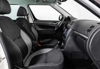 Подержанный автомобиль Skoda Yeti 2015 года (14 фото)