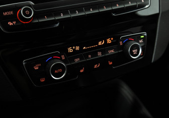 Подержанный автомобиль BMW X1 2015 года (20 фото)