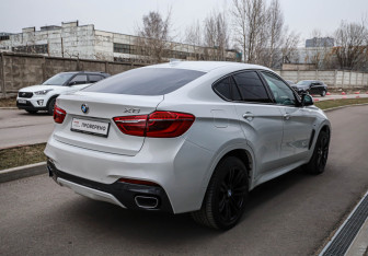 Подержанный автомобиль BMW X6 2018 года (4 фото)