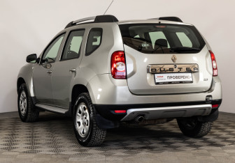 Подержанный автомобиль Renault Duster 2014 года (7 фото)