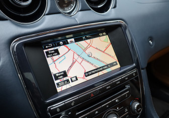 Подержанный автомобиль Jaguar XJ 2013 года (23 фото)