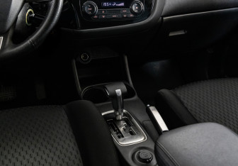 Подержанный автомобиль Mitsubishi Outlander 2015 года (13 фото)