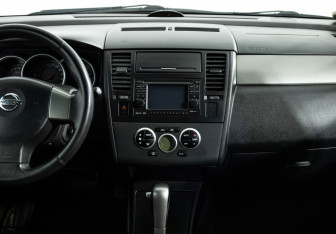 Подержанный автомобиль Nissan Tiida Hatchback 2010 года (14 фото)