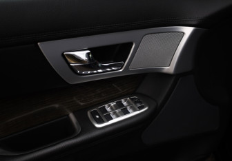 Подержанный автомобиль Jaguar XF Sedan 2015 года (19 фото)