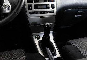 Подержанный автомобиль Toyota Corolla Hatchback 2006 года (13 фото)