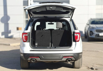 Подержанный автомобиль Ford Explorer 2019 года (7 фото)