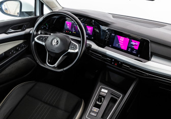 Подержанный автомобиль Volkswagen Golf Hatchback 2020 года (16 фото)