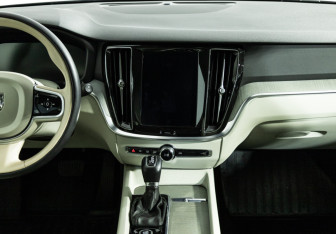 Подержанный автомобиль Volvo V60 2018 года (14 фото)