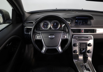 Подержанный автомобиль Volvo XC70 2012 года (10 фото)