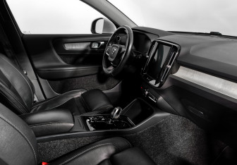 Подержанный автомобиль Volvo XC40 2018 года (14 фото)