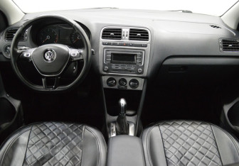 Подержанный автомобиль Volkswagen Polo Sedan 2018 года (13 фото)
