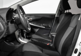 Подержанный автомобиль Toyota Corolla Sedan 2012 года (12 фото)