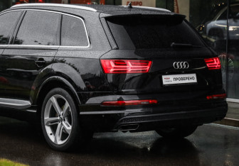 Подержанный автомобиль Audi Q7 2018 года (12 фото)