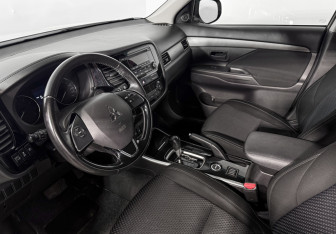 Подержанный автомобиль Mitsubishi Outlander 2018 года (9 фото)