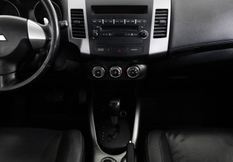 Подержанный автомобиль Mitsubishi Outlander 2010 года (13 фото)