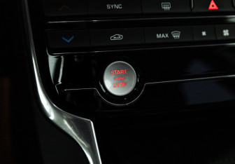 Подержанный автомобиль Jaguar XE 2016 года (17 фото)