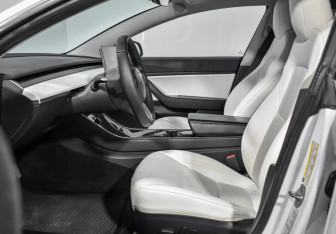 Подержанный автомобиль Tesla Model 3 2019 года (10 фото)