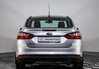 Подержанный автомобиль Ford Focus Sedan 2011 года (6 фото)