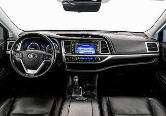 Подержанный автомобиль Toyota Highlander 2019 года (10 фото)