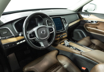 Подержанный автомобиль Volvo XC90 2019 года (11 фото)