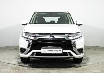 Подержанный автомобиль Mitsubishi Outlander 2022 года (2 фото)