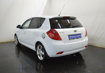 Подержанный автомобиль Kia Ceed Hatchback 2009 года (7 фото)