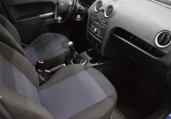 Подержанный автомобиль Ford Fusion 2006 года (12 фото)