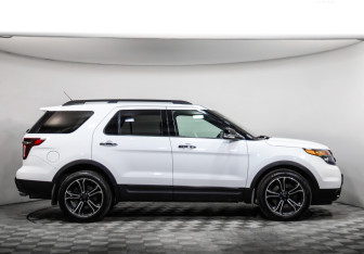 Подержанный автомобиль Ford Explorer 2014 года (4 фото)
