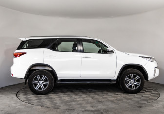 Подержанный автомобиль Toyota Fortuner 2019 года (4 фото)