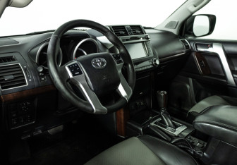 Подержанный автомобиль Toyota Land Cruiser Prado 2015 года (11 фото)