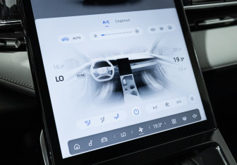 Подержанный автомобиль Geely Atlas 2023 года (16 фото)