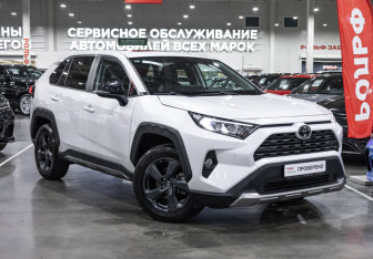 Подержанный автомобиль Toyota RAV4 2022 года (8 фото)