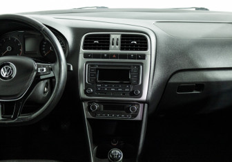 Подержанный автомобиль Volkswagen Polo Sedan 2016 года (14 фото)