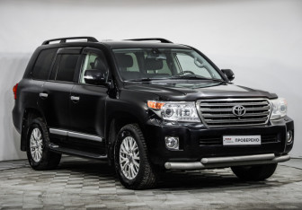 Подержанный автомобиль Toyota Land Cruiser Suv 2013 года (3 фото)