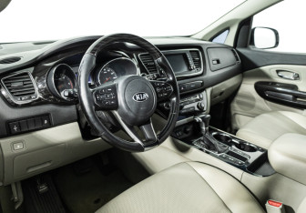 Подержанный автомобиль Kia Carnival 2019 года (11 фото)