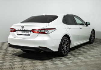 Подержанный автомобиль Toyota Camry Sedan 2018 года (5 фото)