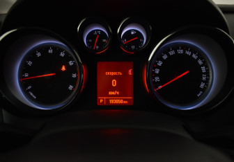 Подержанный автомобиль Opel Astra Wagon 2012 года (20 фото)