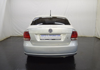 Подержанный автомобиль Volkswagen Polo Sedan 2013 года (6 фото)