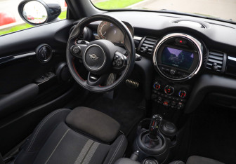 Подержанный автомобиль MINI Hatch 2020 года (10 фото)