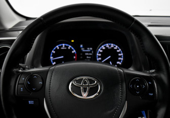 Подержанный автомобиль Toyota RAV4 2018 года (17 фото)