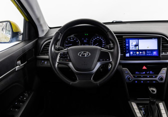 Подержанный автомобиль Hyundai Elantra Sedan 2016 года (11 фото)