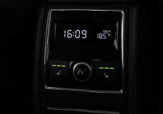 Подержанный автомобиль Skoda Superb Liftback 2014 года (22 фото)