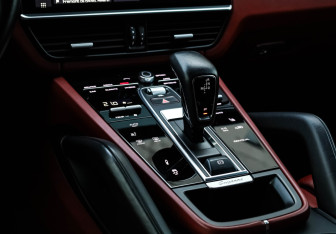 Подержанный автомобиль Porsche Cayenne 2020 года (16 фото)