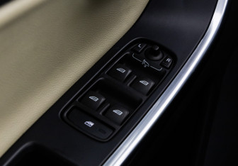 Подержанный автомобиль Volvo XC60 2015 года (17 фото)