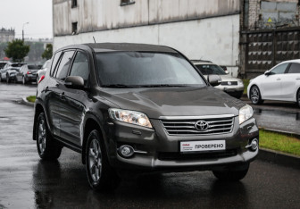 Подержанный автомобиль Toyota RAV4 2010 года (5 фото)